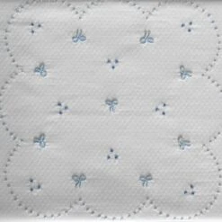 Copriletto Leggero Per Culla 00336 In Piquet Ricamato A Mano Y593 -Prodotti Per La Casa copriletto leggero in piquet di puro cotone 00336 per culla celeste 3 1