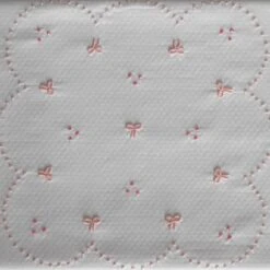 Copriletto Leggero Per Lettino Baby 0336 In Piquet Ricamato A Mano Y595 -Prodotti Per La Casa copriletto leggero per lettino baby in piquet di puro cotone rosa 3 1