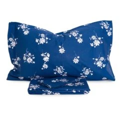 Parure Copripiumino Margherita Di Novia - Dimensioni Varie U973 -Prodotti Per La Casa parure copripiumino margherita collezione venere novia dimensioni varie fondo colorato motivo a fiori blu 2