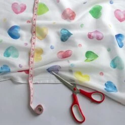 Tessuto Per Tenda Al Metro Cuori C/stampa Digitale Altezza 315 Cm V577 -Prodotti Per La Casa tenda al metro fondo bianco stampa multicolor particolare